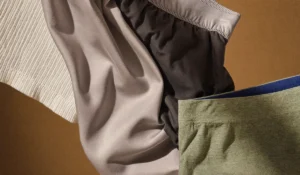 Close-up van vier stofstalen voor ondergoed: wit katoen, grijze modal, zwarte microfiber en groene bamboe